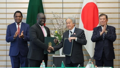 Le ministre zambien du Commerce et de l’Industrie, Chipoka Mulenga et l’Ambassadeur extraordinaire et plénipotentiaire du Japon en Zambie, Takeuchi Kazuyuki.