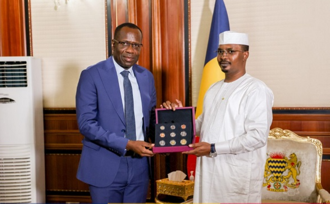 Yvon Sana Bangui (photo), gouverneur de la Banque des Etats de l’Afrique centrale (BEAC), présentant les nouvelles pièces de monnaies au président tchadien Mahamat Idriss Déby