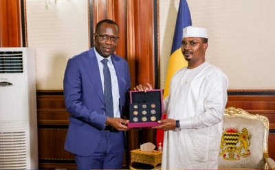 Yvon Sana Bangui (photo), gouverneur de la Banque des Etats de l’Afrique centrale (BEAC), présentant les nouvelles pièces de monnaies au président tchadien Mahamat Idriss Déby