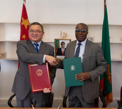 Le chargé d'affaires de l'ambassade de Chine, Wang Sheng, et le ministre zambien des Finances et du Plan, Situmbeko Musokotwane, 