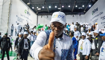 Le président de transition du Gabon, Brice Oligui Nguema, au stade de l'Amitié à Libreville le 29 mars 2025 lors du meeting d'ouverture de sa campagne électorale