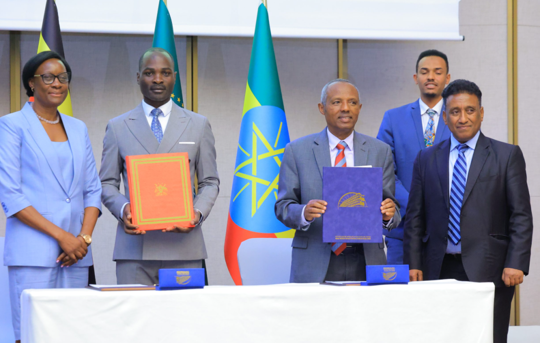 Le ministre éthiopien des Affaires étrangères, le Dr Gedion Timothewos et son homologue ougandais, le général Odongo Jeje Abubakhar,