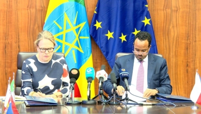 Le ministre des Finances Ahmed Shide et l'ambassadrice de l'UE Sofie From-Emmesberger