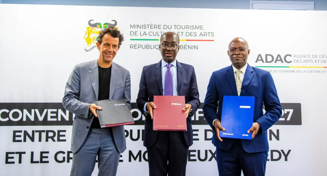  William Codjo (DG ADAC Bénin), Grégoire Furrer (PDG Montreux Comedy) et Jean-Michel Abimbola, le ministre du Tourisme, de la Culture et des Arts.