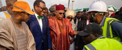 Le vice-président nigérian, Kashim Shettima (à droite, en boubou rouge), le président de la Banque africaine de développement, Akinwumi Adesina (au centre), et des dignitaires, dont des chefs traditionnels, posent la première pierre d’une zone spéciale de transformation agro-industrielle dans l’État de Kaduna, le 8 avril 2025