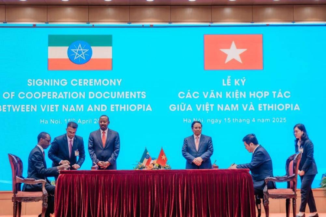 Le Premier ministre Abiy Ahmed et le Premier ministre vietnamien Phạm Minh Chính lors de la cérémonie de signature de documents de coopération