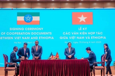 Le Premier ministre Abiy Ahmed et le Premier ministre vietnamien Phạm Minh Chính lors de la cérémonie de signature de documents de coopération