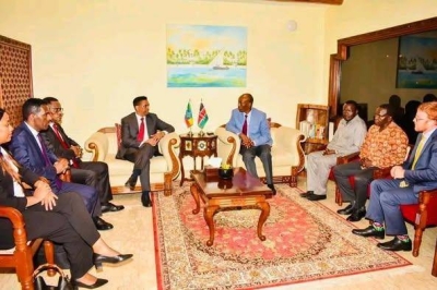 Le ministre éthiopien du Commerce et de l'Intégration régionale, Kassahun Gofe, en discussion avec son homologue kenyan, le ministre du Commerce, de l'Industrie et de l'Investissement, Lee Kinyanjui