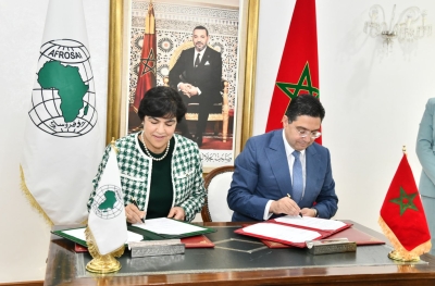 Le ministre des Affaires étrangères, de la Coopération africaine et des Marocains résidant à l’étranger, Nasser Bourita, et la Secrétaire générale de l’AFROSAI et présidente de la Cour des comptes, Zineb El Adaoui lors de la signature de l'accord.