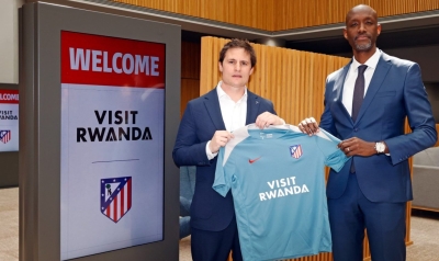 A droite, Jean-Guy Afrika, CEO du Rwanda Development Board (RDB), signataire de l’accord