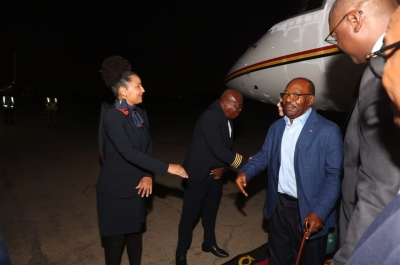 L'ancien président gabonais déchu Ali Bongo a son arrivée pour l'Angola