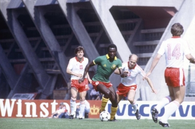 Emmanuel Kundé, lors de la Coupe du monde 1982, avec le Cameroun.