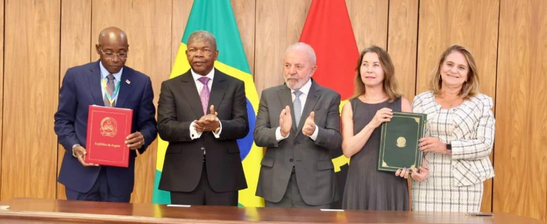 Le président angolais, João Lourenço, et le président brésilien, Luiz Inácio Lula da Silva, (milieu) lors de la signature des accords de coopération marquant une nouvelle étape dans le renforcement des relations bilatérales entre Luanda et Brasília.