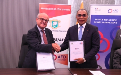 Le ministre des Finances et du Budget, Adama Coulibaly, et l’ambassadeur de France en Côte d’Ivoire, Jean-Christophe Belliard