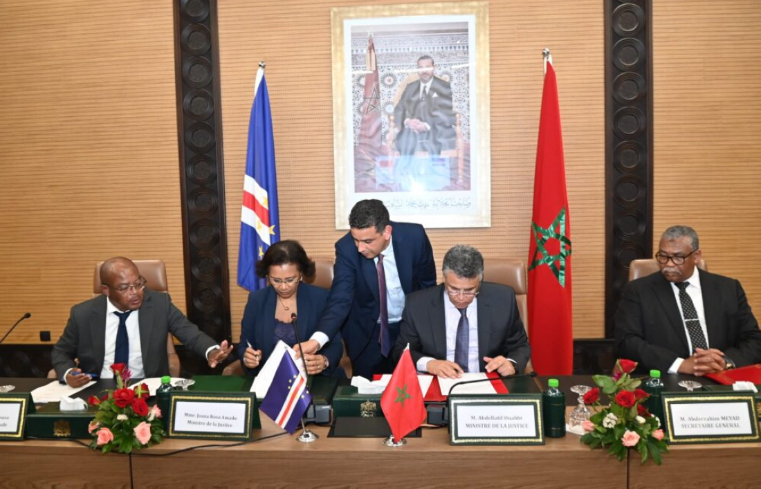 Le ministre de la Justice, Abdellatif Ouahbi, et son homologue capverdienne, Joana Gomes Rosa Amado, lors de la signature du mémorandum.