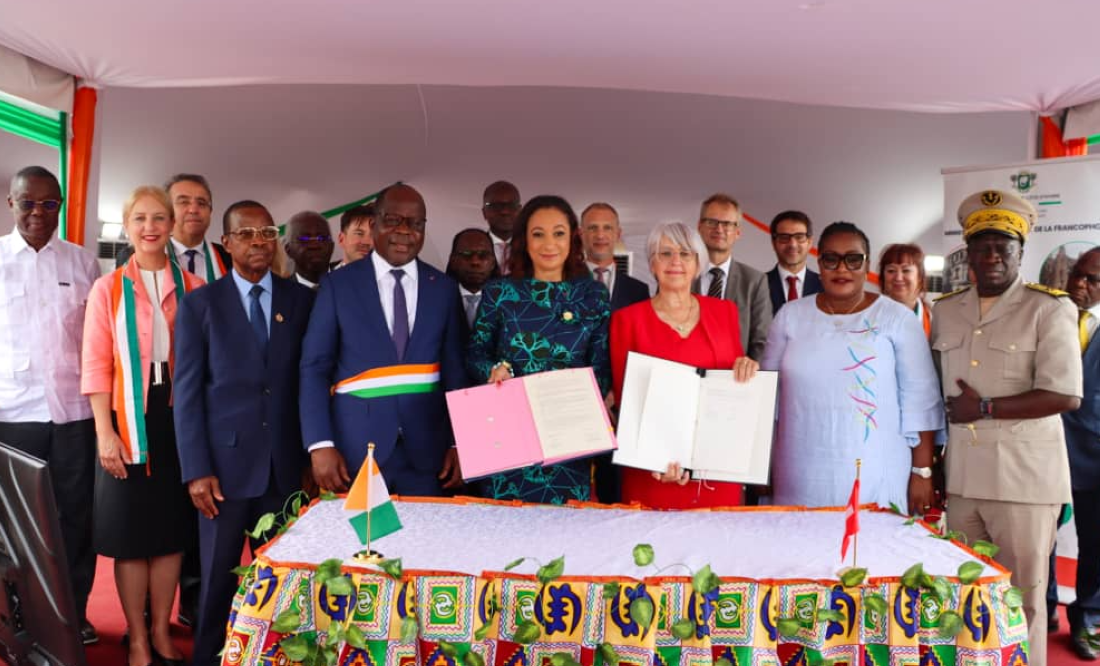 La conseillère fédérale Suisse, Elisabeth Baume-Schneider (en rouge) et le ministre de la Culture et de la Francophonie, Françoise Remarck, signataires de l'accord, lundi 30 juin 2025 à Ahouaty (département de Taabo)