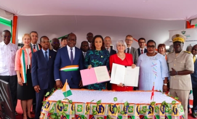 La conseillère fédérale Suisse, Elisabeth Baume-Schneider (en rouge) et le ministre de la Culture et de la Francophonie, Françoise Remarck, signataires de l'accord, lundi 30 juin 2025 à Ahouaty (département de Taabo)