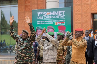 Le président du Burkina Faso, le capitaine Ibrahim Traoré, celui du Mali, Assimi Goïta et e président nigérien, le général Tchani lors du 1er sommet de l'AES