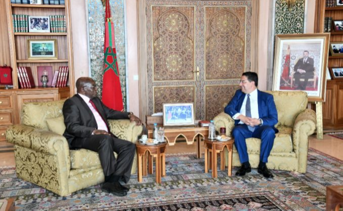 Jacob Zuma, ex-président de l’Afrique du Sud, et le ministre marocain des Affaires étrangères, Nasser Bourita.