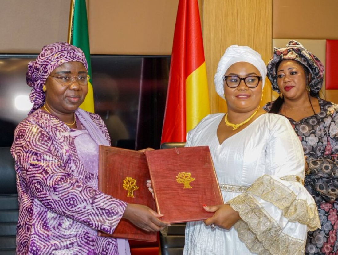 La ministre sénégalaise des Pêches, des Infrastructures maritimes et portuaires, Dr Fatou Diouf, et la ministre guinéenne de la Pêche et de l’Économie maritime, Fatima Camara.