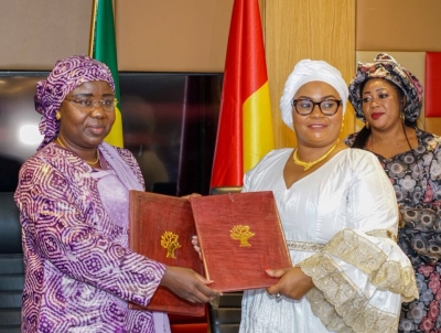 La ministre sénégalaise des Pêches, des Infrastructures maritimes et portuaires, Dr Fatou Diouf, et la ministre guinéenne de la Pêche et de l’Économie maritime, Fatima Camara.