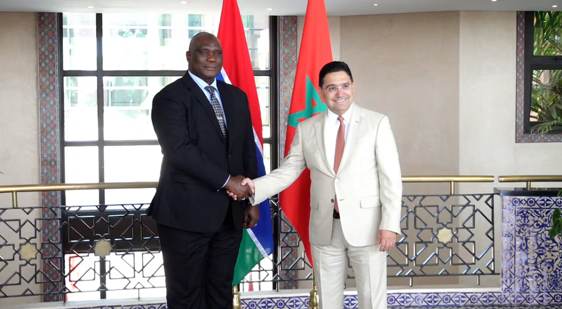 Le ministre des Affaires étrangères, de la Coopération africaine et des Marocains résidant à l'étranger, Nasser Bourita, et le ministre des Affaires étrangères, de la Coopération internationale et des Gambiens de l'étranger, Sering Modou Njie.