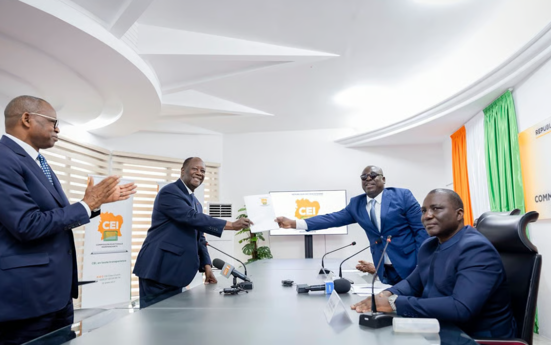  Alassane Ouattara, le président ivoirien sortant déposant officiellement, mardi 26 août 2025, son dossier de candidature à l’élection présidentielle au siège de la CEI, à Abidjan. 