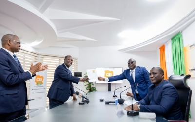  Alassane Ouattara, le président ivoirien sortant déposant officiellement, mardi 26 août 2025, son dossier de candidature à l’élection présidentielle au siège de la CEI, à Abidjan. 