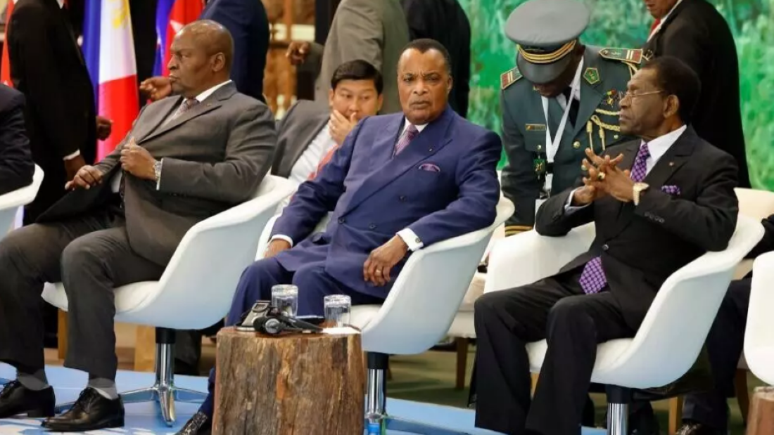 Le président de la République centrafricaine, Faustin-Archange Touadéra ( à g.), a passé le relais à la tête de la Cemac au président de la République du Congo, Denis Sassou Nguesso (au c.)