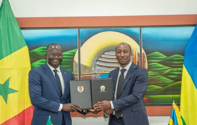 Le Ministre rwandais des Infrastructures, Dr Jimmy Gasore, et Yankhoba Dième, Ministre sénégalais des Infrastructures, des Transports terrestres et aériens,lors de la signature de l'accord 