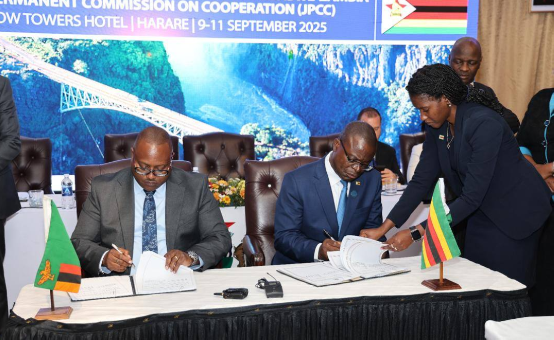 Le Ministre de l'Énergie de la Zambie, Makozo Chikote et le Ministre des Affaires étrangères et du Commerce international du Zimbabwe, Professeur Amon Murwira.
