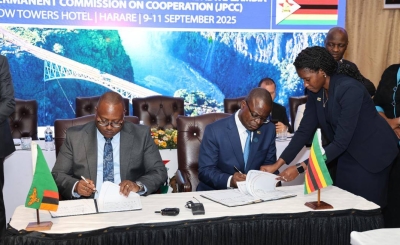 Le Ministre de l'Énergie de la Zambie, Makozo Chikote et le Ministre des Affaires étrangères et du Commerce international du Zimbabwe, Professeur Amon Murwira.