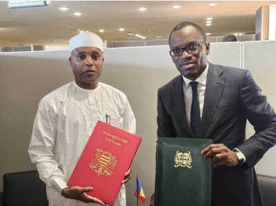 Le ministre tchadien des Affaires étrangères, de l’Intégration africaine et des Tchadiens de l’étranger, Dr Abdoulaye Sabre Fadoul, et son homologue béninois, Olushegun Adjadi Bakari.