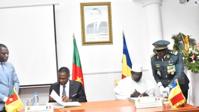 Le ministre camerounais de la Défense, Joseph Beti Assomo, et son homologue tchadien, Issaka Maloua Djamous.