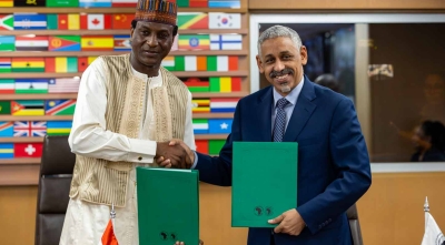 Le président du Groupe de la Banque africaine de développement, Sidi Ould Tah (à droite), et le Premier ministre du Niger, Ali Lamine Mahamane Zeine, lors de la signature, au siège de l’institution à Abidjan, l'accord de financement destiné à améliorer l’accès à l’énergie et la compétitivité du secteur privé au Niger.
