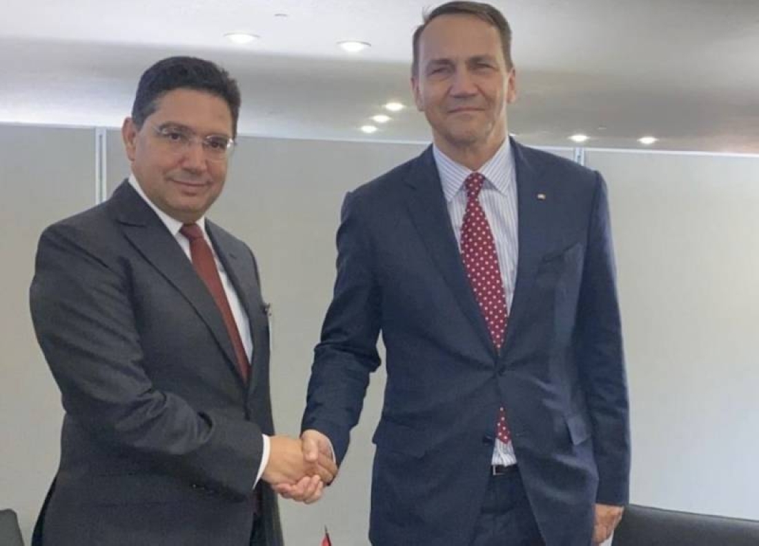 Nasser Bourita saluant Radosław Sikorski lors de leur récente rencontre fin septembre 2025 à New York en marge de l'AG de l'ONU.
