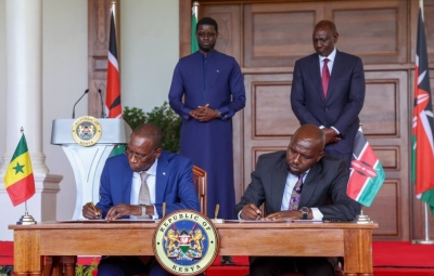 A l’occasion d’une visite officielle, le président sénégalais Bassirou Diomaye Faye et son homologue kényan William Ruto ont renforcé leurs liens bilatéraux. Le Sénégal et le Kenya ont signé, le mardi 21 octobre 2025, un accord d’exemption de visa permettant à leurs citoyens de voyager librement entre les deux territoires pour une durée maximale de trois mois. 
