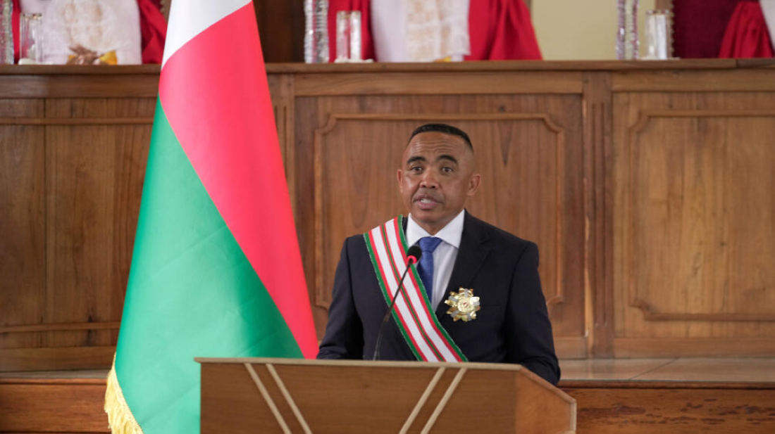 Le colonel Michael Randrianirina prononce son discours devant la Haute Cour constitutionnelle après avoir prêté serment en tant que président à Antananarivo, Madagascar, le vendredi 17 octobre 2025. 