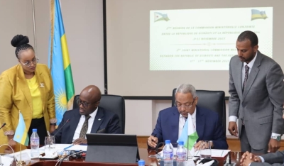 Le ministre des Affaires étrangères et de la Coopération internationale de Djibouti, Abdoulkader Houssein Omar, et Olivier Nduhungirehe, ministre des Affaires étrangères du Rwanda