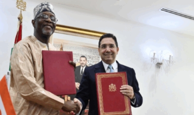 Le ministre des Affaires étrangères, de la Coopération africaine et des Marocains résidant à l’étranger, Nasser Bourita, et le ministre des Affaires étrangères, de la Coopération et des Nigériens de l’extérieur, Bakary Yaou Sangaré,