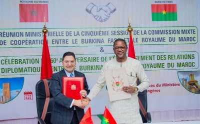 Nasser Bourita, ministre des Affaires étrangères, de la Coopération africaine et des Marocains résidant à l’étranger, et le ministre des Affaires étrangères du Burkina Faso, Karamoko Jean-Marie Traoré