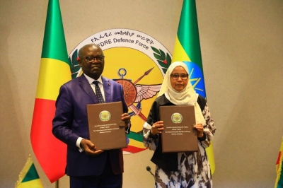 La ministre éthiopienne de la Défense, l'ingénieure Aisha Mohammed, et le ministre congolais de la Défense nationale, le lieutenant-général Charles Richard Monjo.