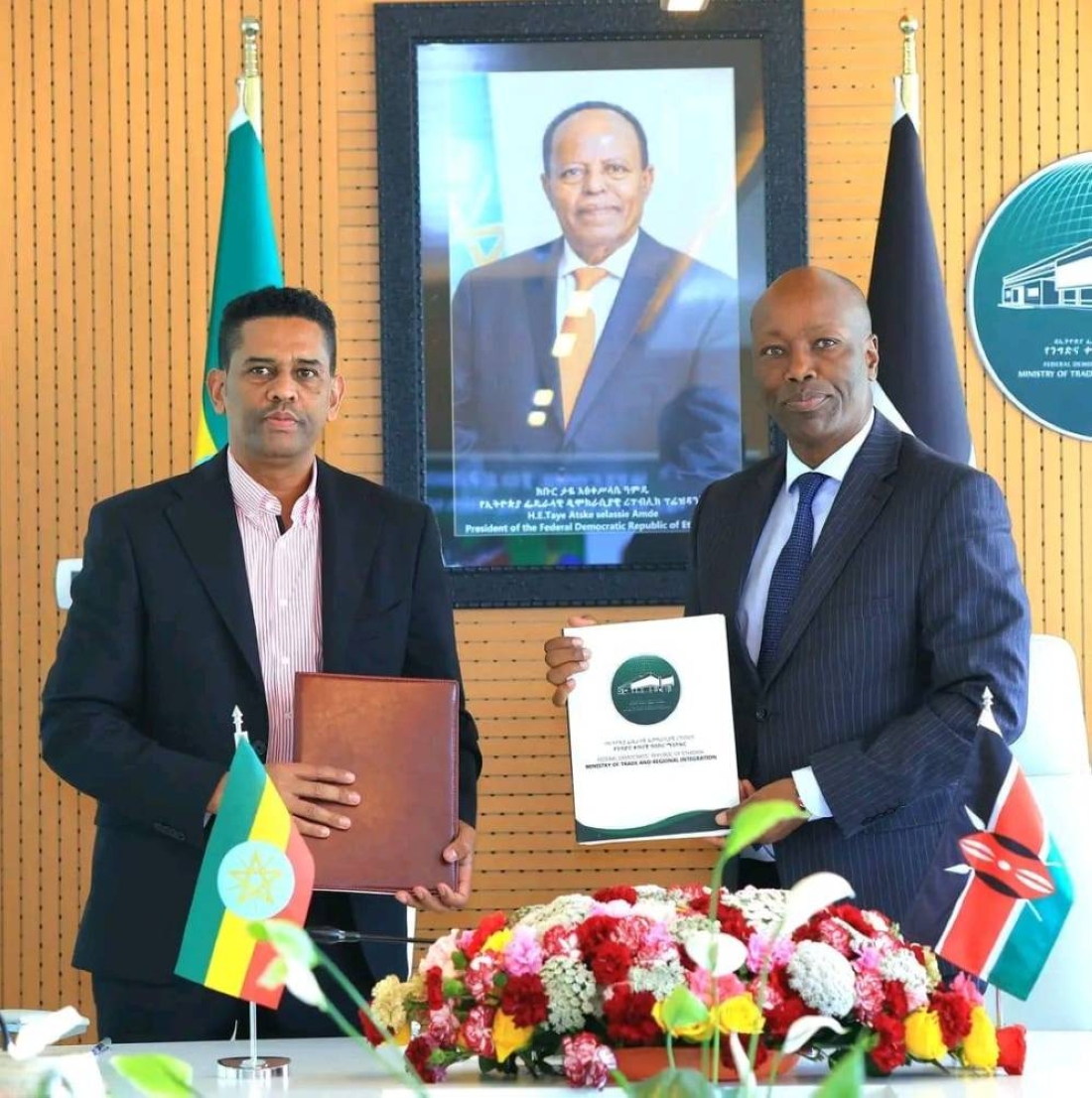 Le ministre éthiopien du Commerce et de l’Intégration régionale, Kassahun Gofe, et le secrétaire d’État kényan aux Investissements, au Commerce et à l’Industrie, Lee Kinyanjui.