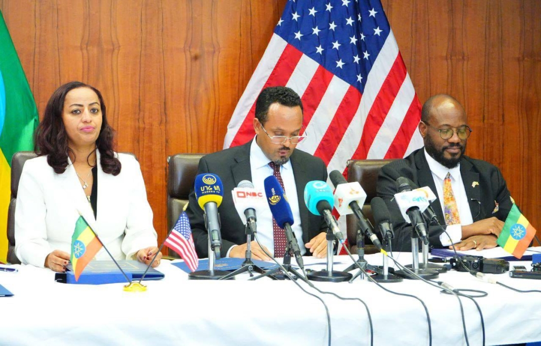 Le ministre des Finances Ahmed Shide, la ministre de la Santé Dr Mekdes Daba et l'ambassadeur des États-Unis en Éthiopie, Ervin Massinga.