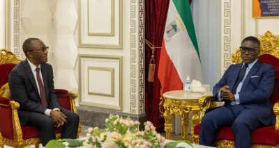 Le ministre camerounais des Mines, de l'Industrie et du Développement technologique par intérim, Fuh Calistus Gentry, et le vice-président équato-guinéen, Teodoro Nguema Obiang Mangue.