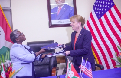 La ministre de la Santé publique du Burundi, Dr Lydwine Baradahana, et Melanie Harris Higgins, Ambassadeur des Etats-Unis d’Amérique au Burundi,