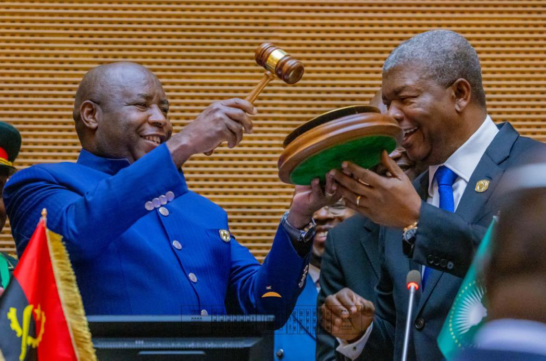 Le président burundais, Evariste Ndayishimiye, prenant la présidence des mains du président angolais, Joao Lourenco, au siège de l'UA.