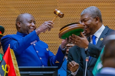 Le président burundais, Evariste Ndayishimiye, prenant la présidence des mains du président angolais, Joao Lourenco, au siège de l'UA.