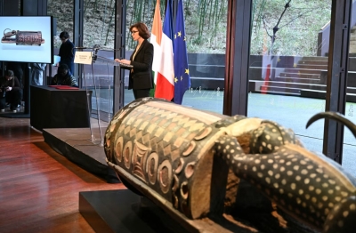 La ministre de la Culture Rachida Dati lors de la cérémonie de restitution du tambour parleur Djidji Ayôkwé, vendredi 20 février, au musée du quai Branly-Jacques Chirac, à Paris