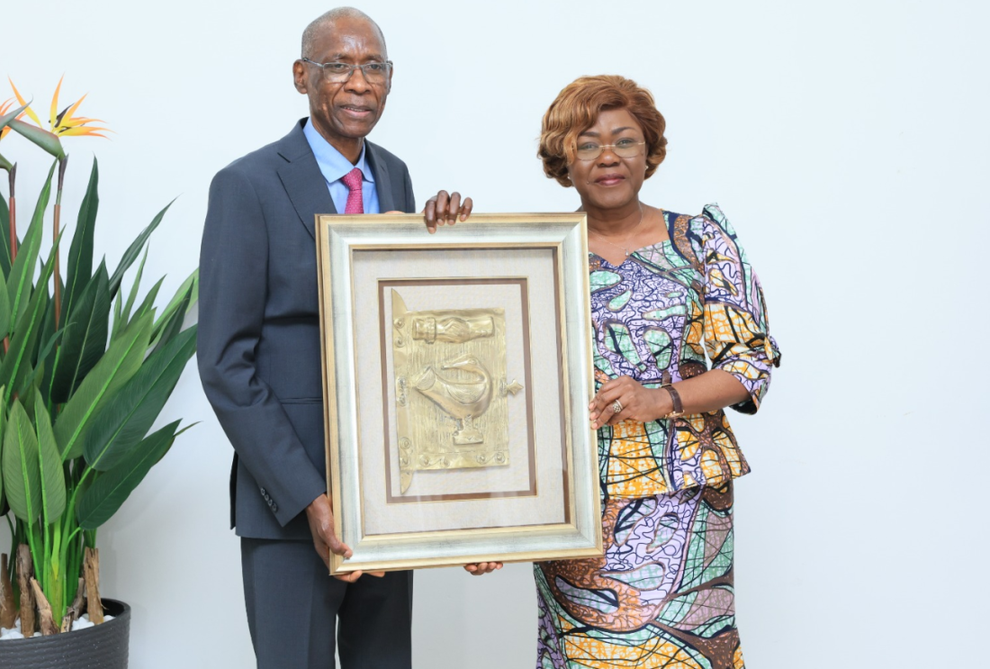 La ministre d'État, ministre des Affaires Etrangères et de la Coopération Internationale, Nialé Kaba remettant un tableau au ministre Sénégal de l'intégration africaine, des Affaires étrangères et des sénégalais de l'extérieur, jeudi 26 février 2026, à Abidjan.